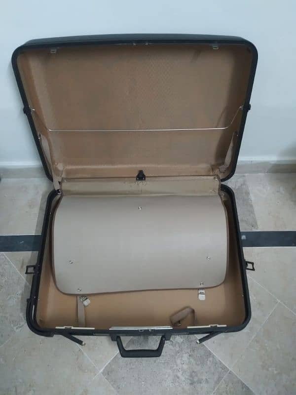 suit case for sale in good condition 2