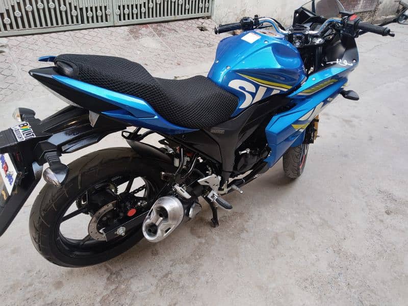 Suzuki Gixxer 150cc 2022 model Islamabad number lush condition 7