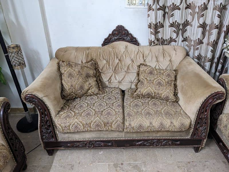 it is very good condition with seven cushion 7 seter sofa 0