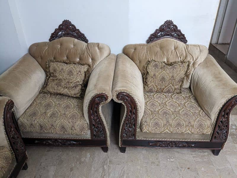 it is very good condition with seven cushion 7 seter sofa 1