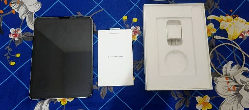 ipad Pro m2 128gb in warranty urgent selling contact 2