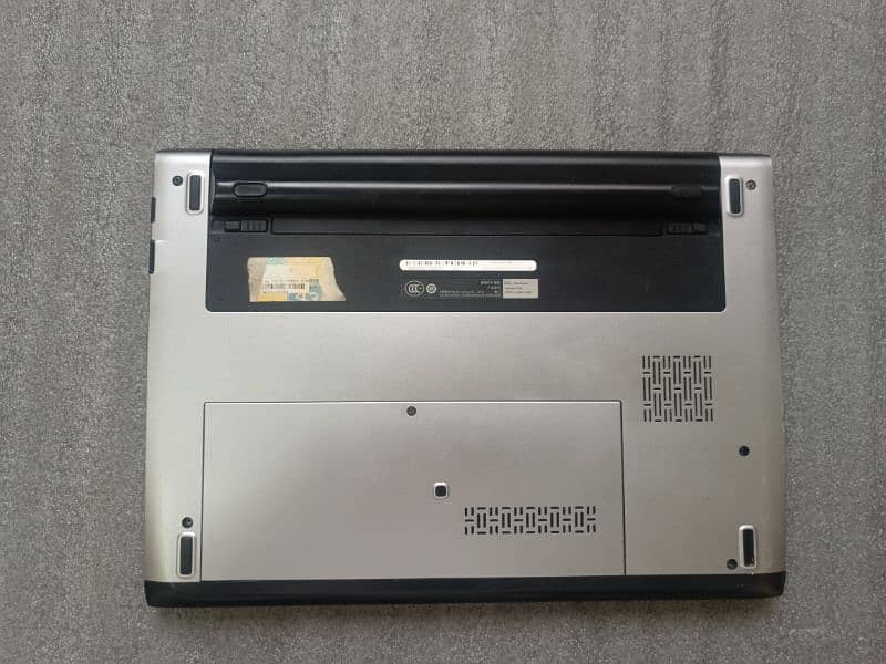 Dell Latitude 3330 1