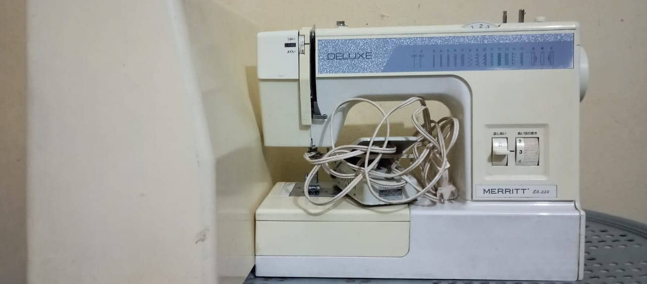 deluxe sewing machine for sale 0