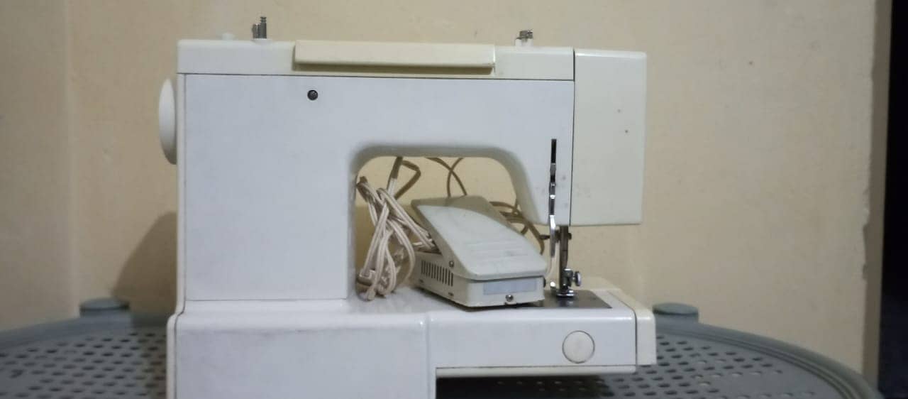 deluxe sewing machine for sale 3