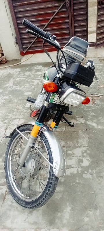 Honda 125 2015B Model Excellent condition 5