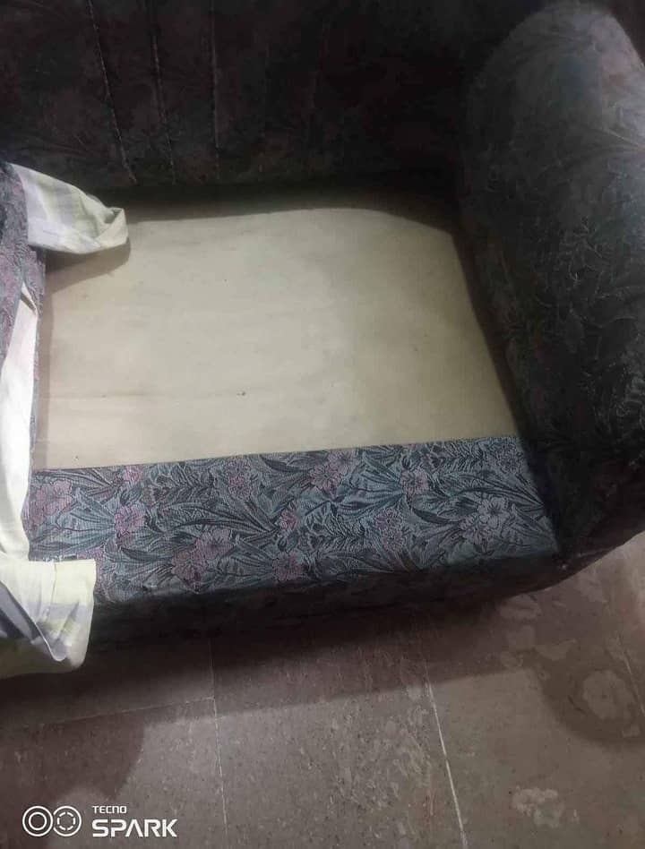 5 Seater Sofa only 5500 Normal Condition 1