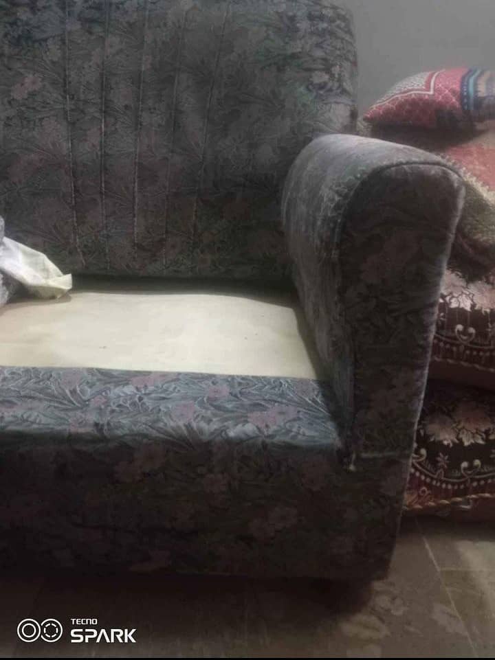 5 Seater Sofa only 5500 Normal Condition 3