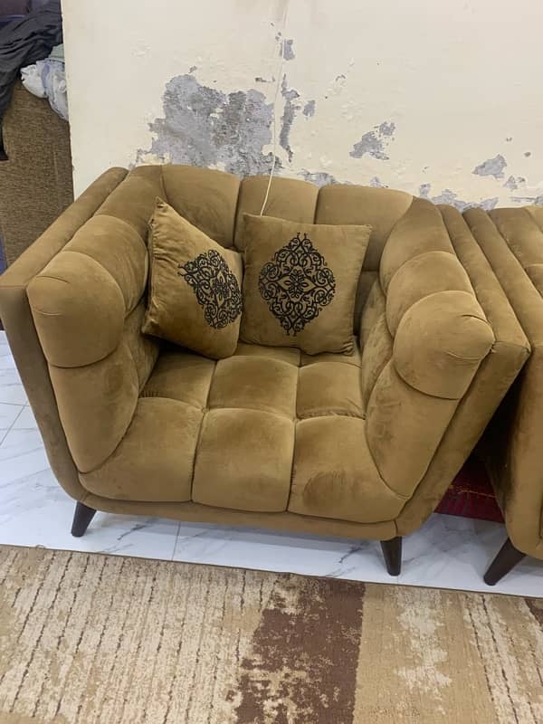 sofa set or sath main parda b hai 3