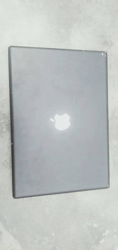 apple core 2 laptop in good condition 0