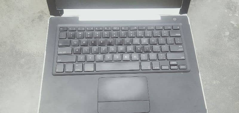 apple core 2 laptop in good condition 3