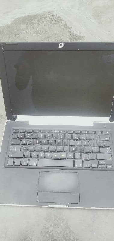 apple core 2 laptop in good condition 4