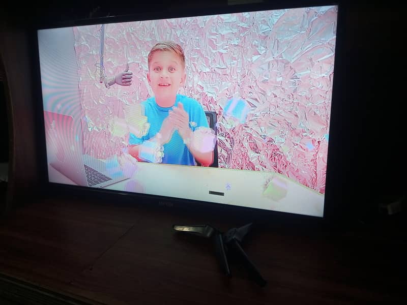 32" Smart Lcd television 3