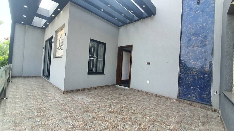 Beautiful 10 Marla House for sale in Canal Garden Near Behria town 5