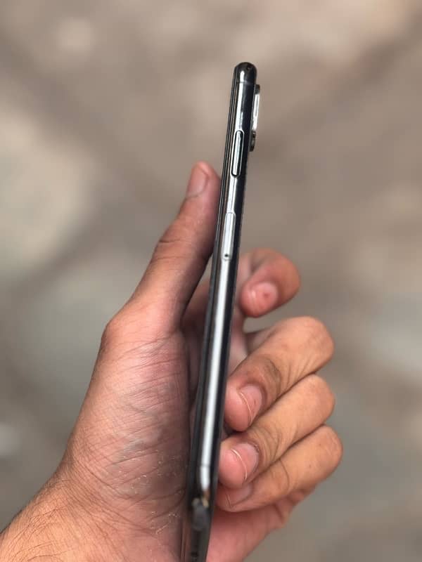 iPhone XS Max non pta but sim chlata h noic sim working or kbhi ufone. 4