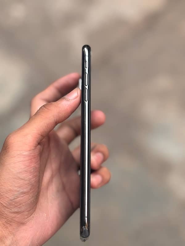 iPhone XS Max non pta but sim chlata h noic sim working or kbhi ufone. 5