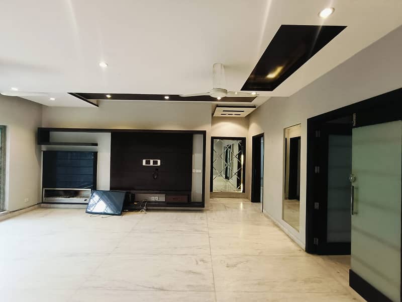 1 KANAL BEAUTIFUL BUNGALOW IS AVAILABLE FOR RENT IN THE BEST BLOCK OF DHA PHASE 3 LAHORE 3