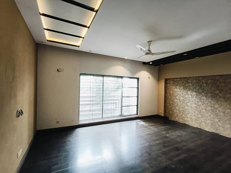 1 KANAL BEAUTIFUL BUNGALOW IS AVAILABLE FOR RENT IN THE BEST BLOCK OF DHA PHASE 3 LAHORE 4