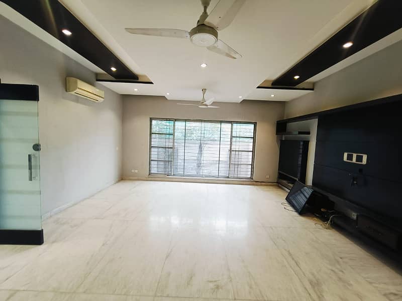 1 KANAL BEAUTIFUL BUNGALOW IS AVAILABLE FOR RENT IN THE BEST BLOCK OF DHA PHASE 3 LAHORE 11