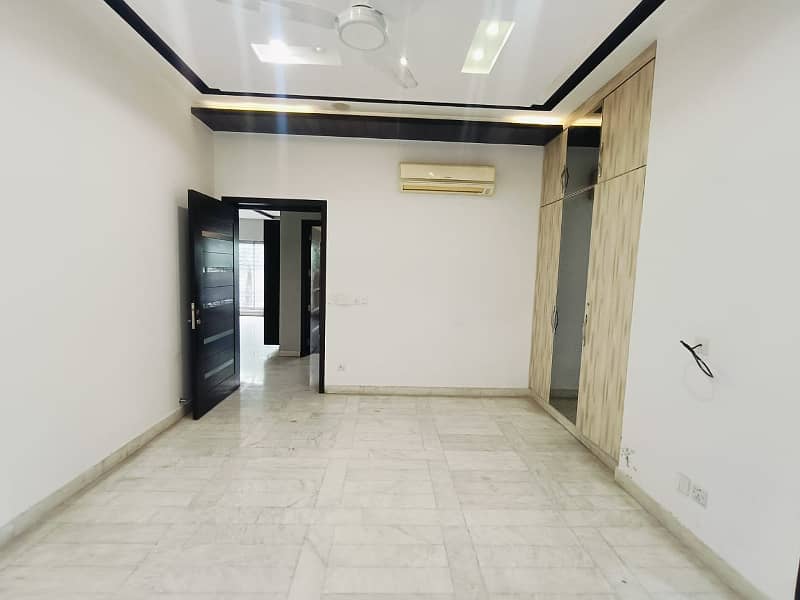 1 KANAL BEAUTIFUL BUNGALOW IS AVAILABLE FOR RENT IN THE BEST BLOCK OF DHA PHASE 3 LAHORE 16