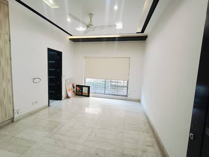 1 KANAL BEAUTIFUL BUNGALOW IS AVAILABLE FOR RENT IN THE BEST BLOCK OF DHA PHASE 3 LAHORE 19