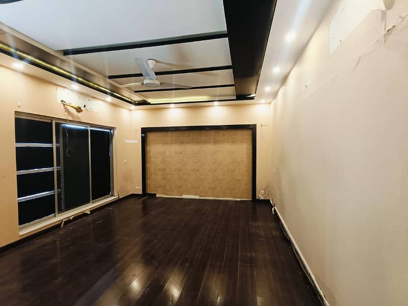 1 KANAL BEAUTIFUL BUNGALOW IS AVAILABLE FOR RENT IN THE BEST BLOCK OF DHA PHASE 3 LAHORE 26