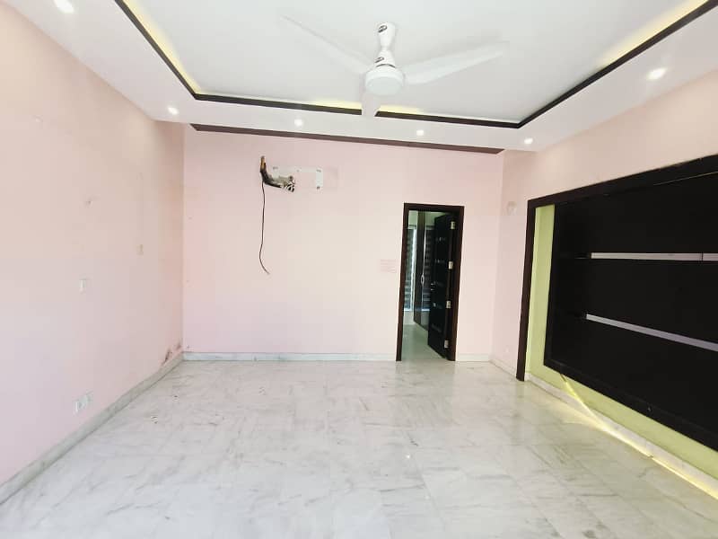 1 KANAL BEAUTIFUL BUNGALOW IS AVAILABLE FOR RENT IN THE BEST BLOCK OF DHA PHASE 3 LAHORE 36