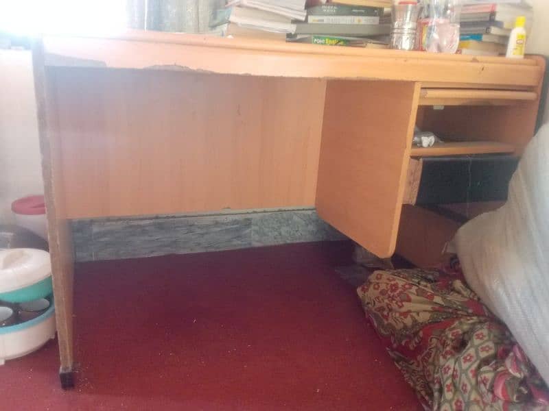 1 wooden table and 3 chairs of steel with good condition 4