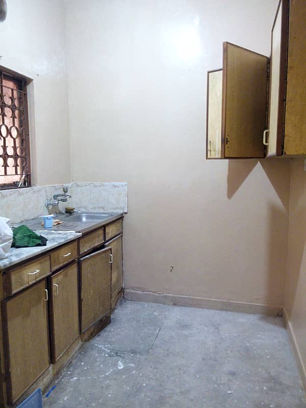 G11 5 Marla Portion For Rent 2 bed 2 bath water boring small family 2