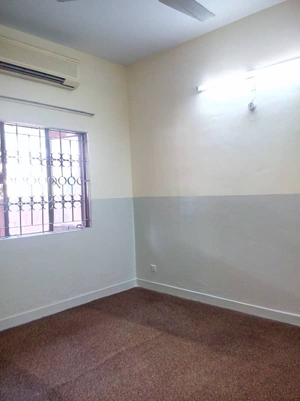 G11 5 Marla Portion For Rent 2 bed 2 bath water boring small family 4