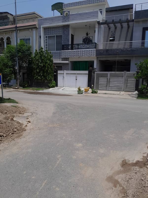 Prime Location 10 Marla Corner Residential Plot For Sale In Rose Block Park View City Lahore 3