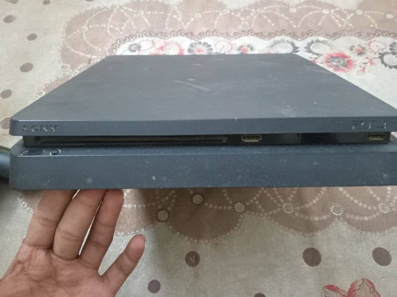 PS 4 slim 1