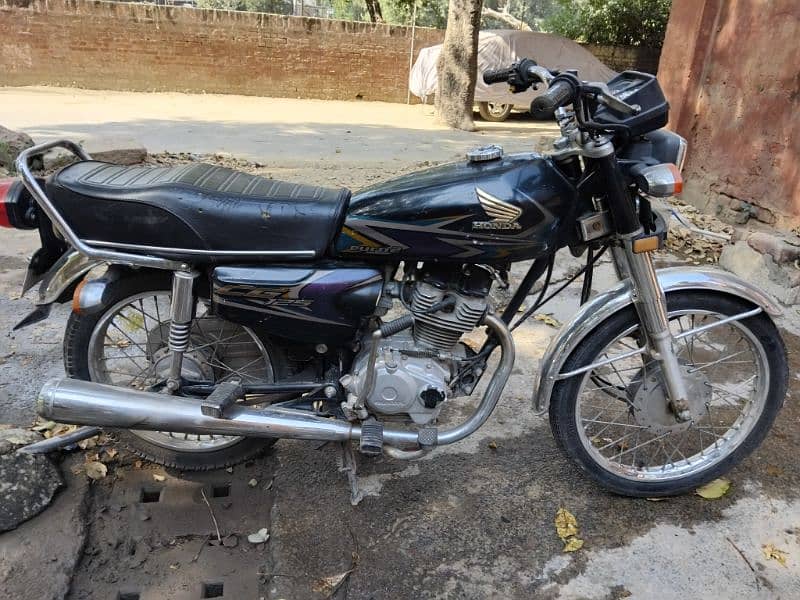 honda cg 125 blck color good condition 0