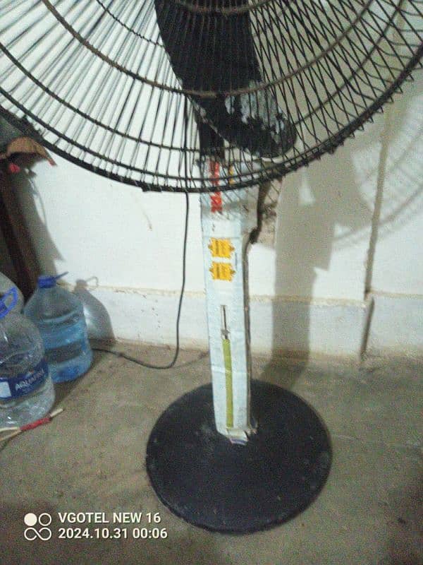 Royal Stand fan good condition new 3