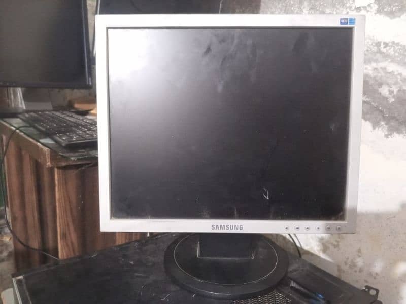 Samsung 17 inach LCD far sale urgent 6