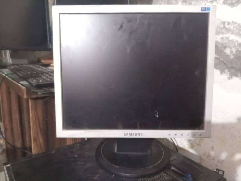 Samsung 17 inach LCD far sale urgent 7