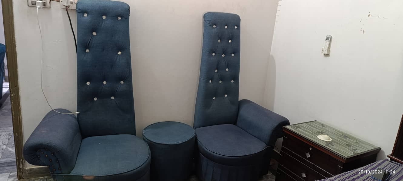 ROOM CHAIRS AND TABLE VERY GOOD CONDITION 1