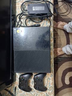 XBOX ONE + 2 Controllers