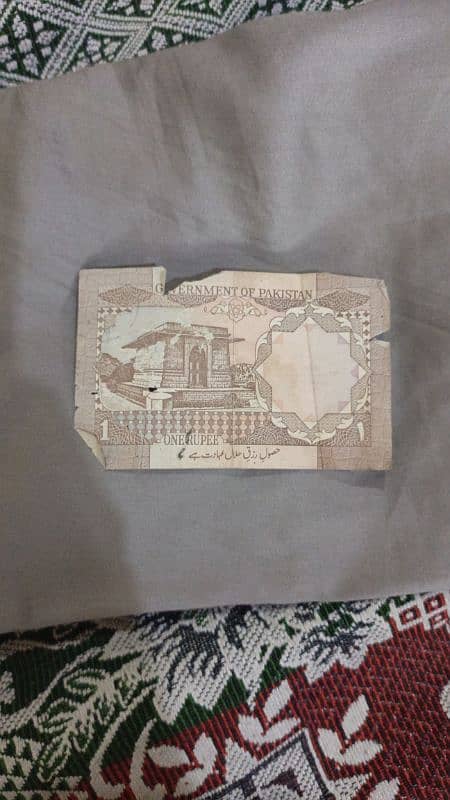 Pakistani  rare old 1 rupee note  contact at 03095661830 0