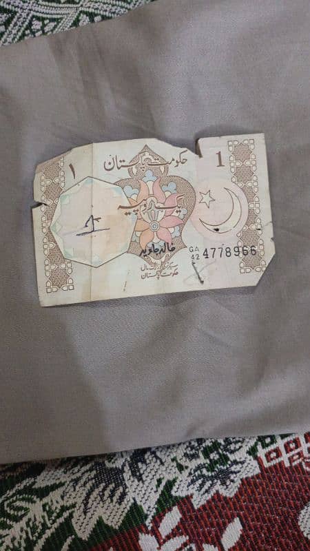 Pakistani  rare old 1 rupee note  contact at 03095661830 1