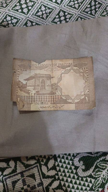 Pakistani  rare old 1 rupee note  contact at 03095661830 3