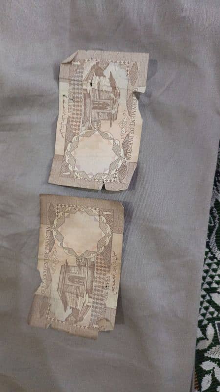 Pakistani  rare old 1 rupee note  contact at 03095661830 5