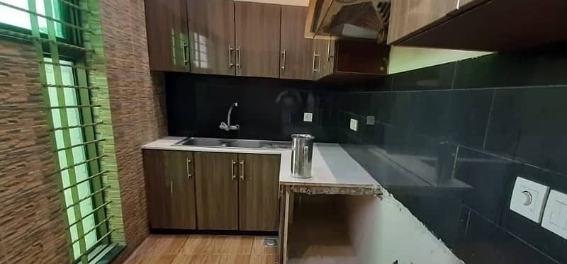 01 KANAL DESIGNER LUXURY UPPER PORTION AVAILABLE FOR RENT WITH SERVENT QUATER 0