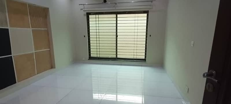 01 KANAL DESIGNER LUXURY UPPER PORTION AVAILABLE FOR RENT WITH SERVENT QUATER 4