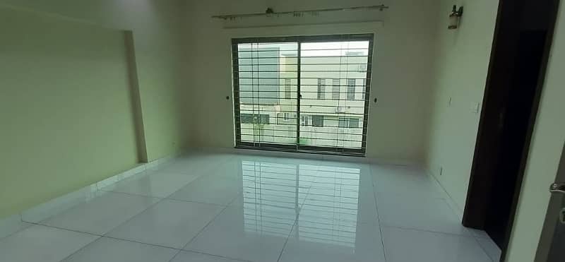 01 KANAL DESIGNER LUXURY UPPER PORTION AVAILABLE FOR RENT WITH SERVENT QUATER 6