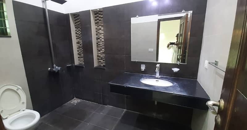 01 KANAL DESIGNER LUXURY UPPER PORTION AVAILABLE FOR RENT WITH SERVENT QUATER 7