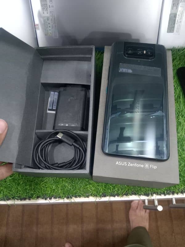 ASUS Zenfone 8 Flip 1