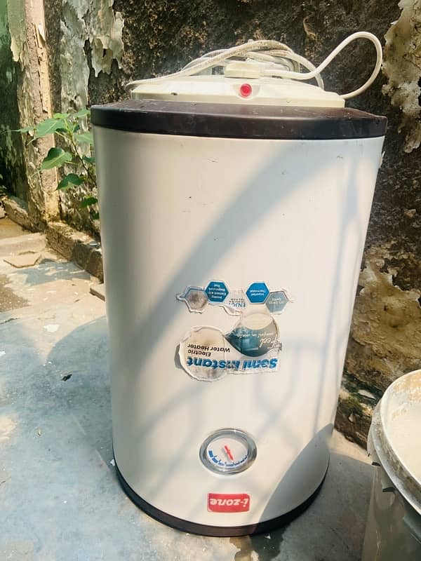 Almost New Electric Geyser for Sale in Lahore 1