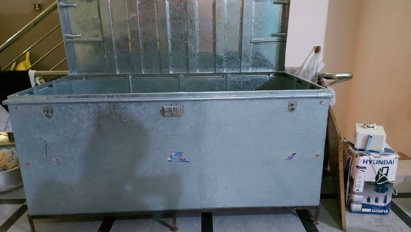 peti box with iron stand 4