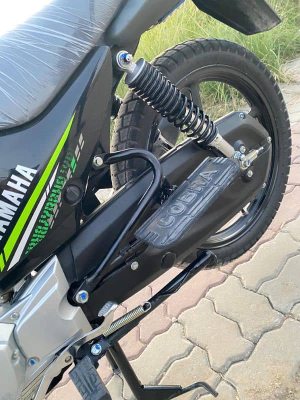 YAMAHA YBR 125G brand new bike 23 Model 2100 kms chala hua 13