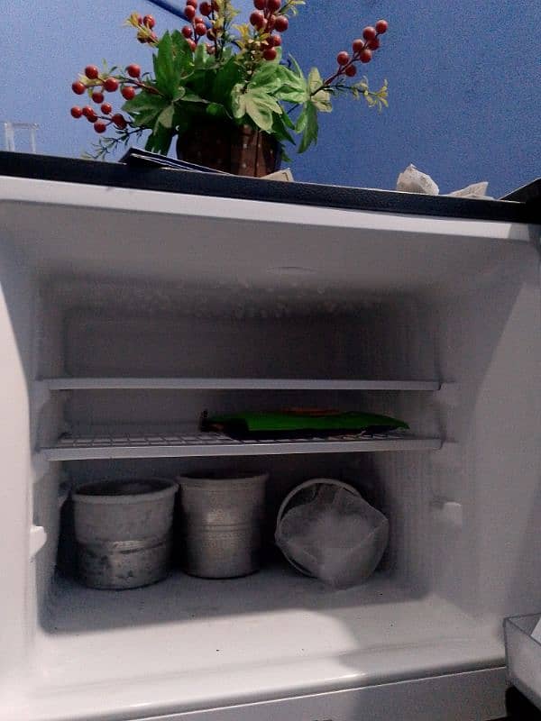 Dawalance refrigerator are very good condition and amazing Colling 3